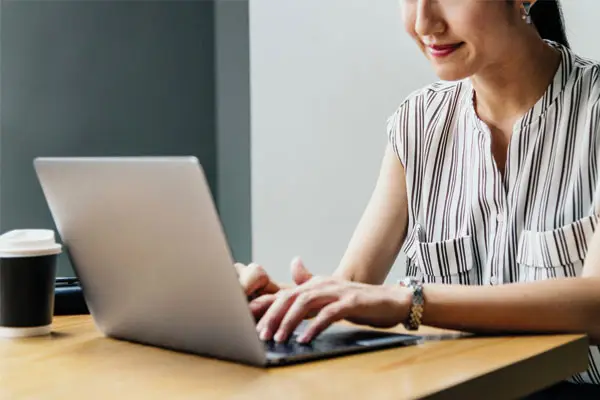 Webhosting 1 frau am laptop.jpg